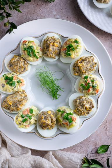 Zdjęcie: Jajka faszerowane porem, pieczarkami i wędzonym łososiem Zdjęcie - Jajka faszerowane porem, pieczarkami i wędzonym łososiem - Przepisy kulinarne ze zdjęciami