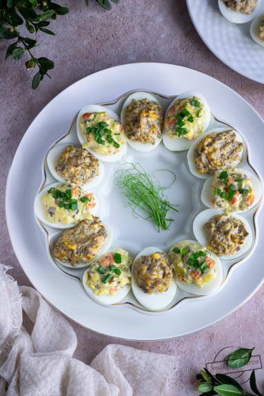 Zdjęcie - Jajka faszerowane porem, pieczarkami i wędzonym łososiem - Przepisy kulinarne ze zdjęciami