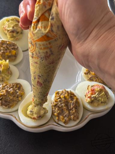 Zdjęcie: Jajka faszerowane porem, pieczarkami i wędzonym łososiem Zdjęcie - Jajka faszerowane porem, pieczarkami i wędzonym łososiem - Przepisy kulinarne ze zdjęciami