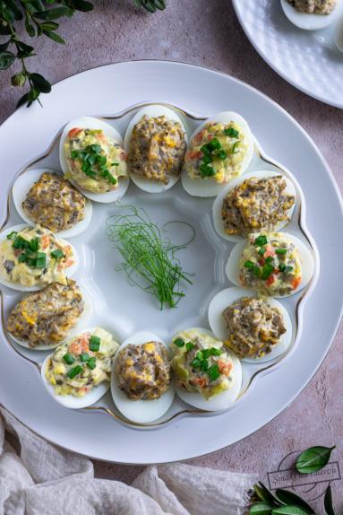 Zdjęcie - Jajka faszerowane porem, pieczarkami i wędzonym łososiem - Przepisy kulinarne ze zdjęciami