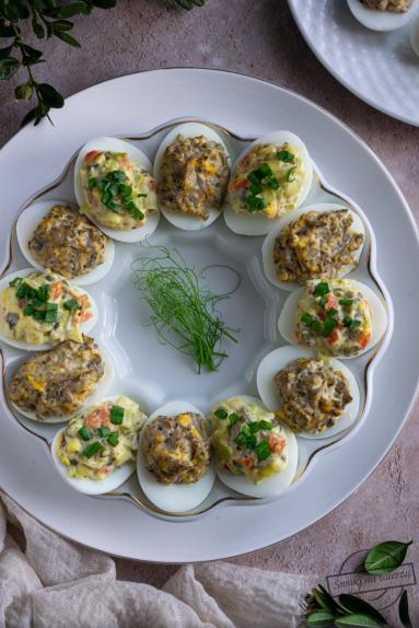 Zdjęcie: Jajka faszerowane porem, pieczarkami i wędzonym łososiem Zdjęcie - Jajka faszerowane porem, pieczarkami i wędzonym łososiem - Przepisy kulinarne ze zdjęciami