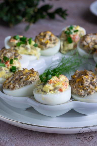 Zdjęcie - Jajka faszerowane porem, pieczarkami i wędzonym łososiem - Przepisy kulinarne ze zdjęciami