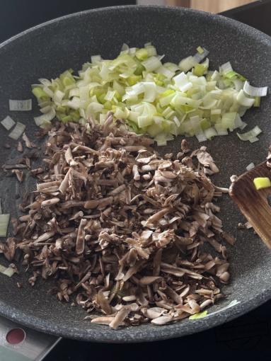 Zdjęcie: Jajka faszerowane porem, pieczarkami i wędzonym łososiem Zdjęcie - Jajka faszerowane porem, pieczarkami i wędzonym łososiem - Przepisy kulinarne ze zdjęciami