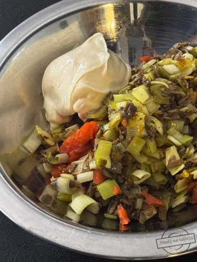 Zdjęcie: Jajka faszerowane porem, pieczarkami i wędzonym łososiem Zdjęcie - Jajka faszerowane porem, pieczarkami i wędzonym łososiem - Przepisy kulinarne ze zdjęciami