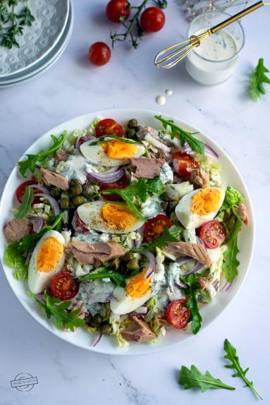 Zdjęcie - Sałatka z tuńczykiem i jajkiem - Przepisy kulinarne ze zdjęciami