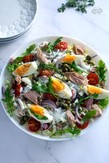 Zdjęcie - Sałatka z tuńczykiem i jajkiem - Przepisy kulinarne ze zdjęciami