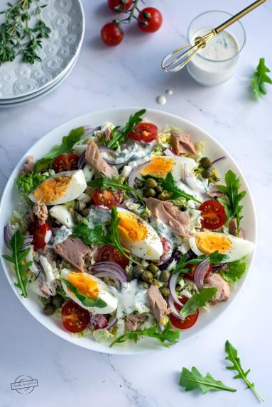 Zdjęcie - Sałatka z tuńczykiem i jajkiem - Przepisy kulinarne ze zdjęciami