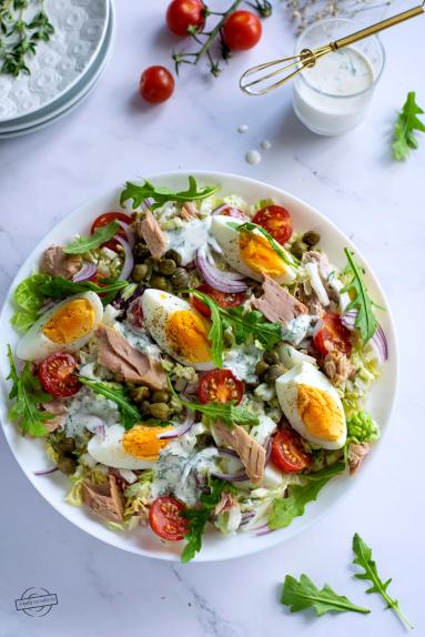 Zdjęcie - Sałatka z tuńczykiem i jajkiem - Przepisy kulinarne ze zdjęciami