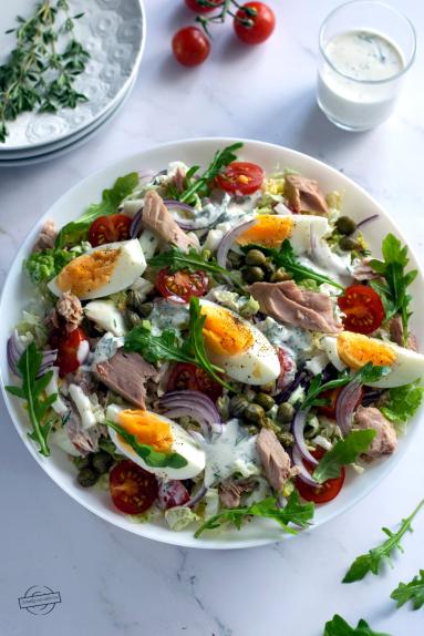 Zdjęcie - Sałatka z tuńczykiem i jajkiem - Przepisy kulinarne ze zdjęciami