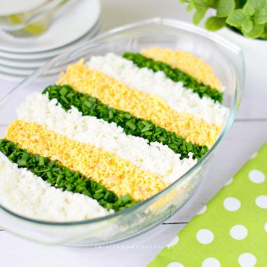 Zdjęcie - Sałatka Wielkanocna pisanka - Przepisy kulinarne ze zdjęciami