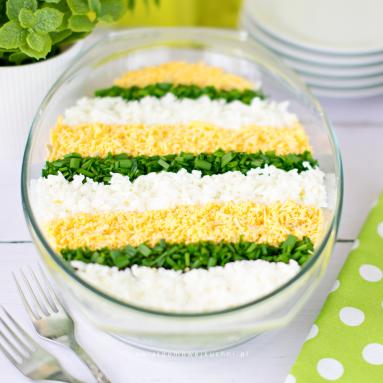 Zdjęcie - Sałatka Wielkanocna pisanka - Przepisy kulinarne ze zdjęciami