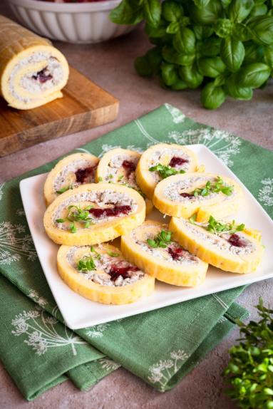 Zdjęcie - Wielkanocna rolada serowa z białą kiełbasą, chrzanem i żurawiną - Przepisy kulinarne ze zdjęciami