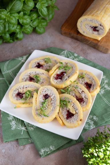 Zdjęcie - Wielkanocna rolada serowa z białą kiełbasą, chrzanem i żurawiną - Przepisy kulinarne ze zdjęciami