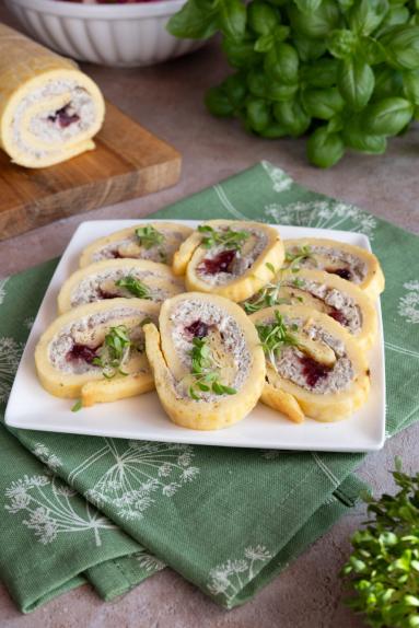 Zdjęcie - Wielkanocna rolada serowa z białą kiełbasą, chrzanem i żurawiną - Przepisy kulinarne ze zdjęciami