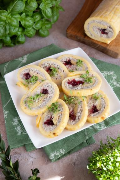 Zdjęcie - Wielkanocna rolada serowa z białą kiełbasą, chrzanem i żurawiną - Przepisy kulinarne ze zdjęciami