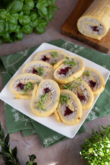 Zdjęcie - Wielkanocna rolada serowa z białą kiełbasą, chrzanem i żurawiną - Przepisy kulinarne ze zdjęciami