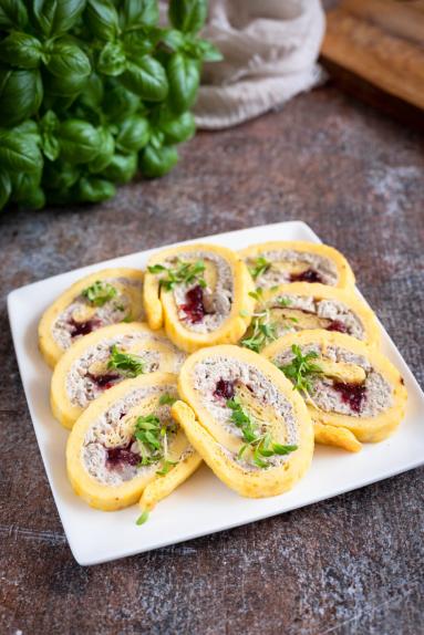 Zdjęcie - Wielkanocna rolada serowa z białą kiełbasą, chrzanem i żurawiną - Przepisy kulinarne ze zdjęciami