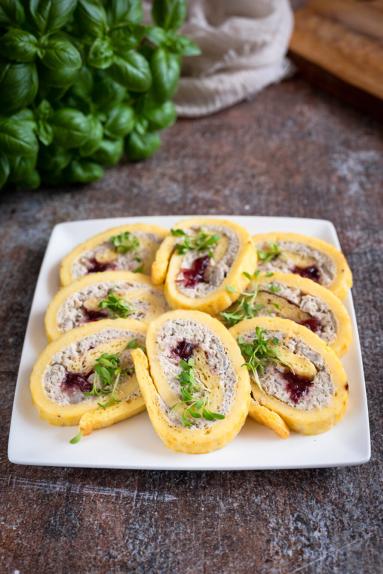 Zdjęcie - Wielkanocna rolada serowa z białą kiełbasą, chrzanem i żurawiną - Przepisy kulinarne ze zdjęciami