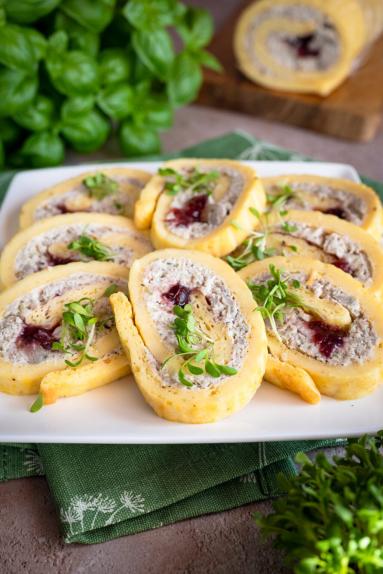 Zdjęcie - Wielkanocna rolada serowa z białą kiełbasą, chrzanem i żurawiną - Przepisy kulinarne ze zdjęciami