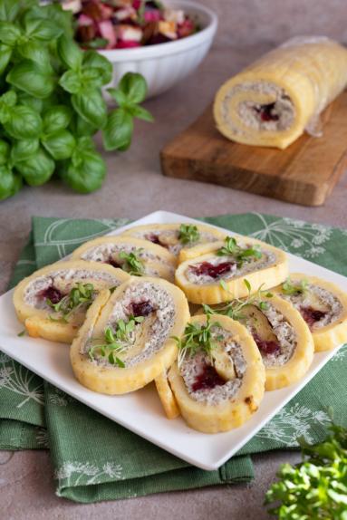 Zdjęcie - Wielkanocna rolada serowa z białą kiełbasą, chrzanem i żurawiną - Przepisy kulinarne ze zdjęciami