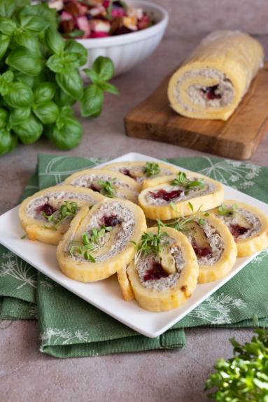 Zdjęcie - Wielkanocna rolada serowa z białą kiełbasą, chrzanem i żurawiną - Przepisy kulinarne ze zdjęciami