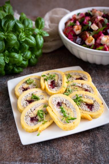 Zdjęcie: Wielkanocna rolada serowa z białą kiełbasą, chrzanem i żurawiną Zdjęcie - Wielkanocna rolada serowa z białą kiełbasą, chrzanem i żurawiną - Przepisy kulinarne ze zdjęciami