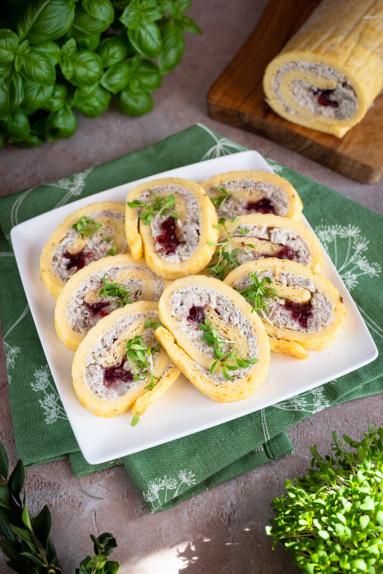 Zdjęcie - Wielkanocna rolada serowa z białą kiełbasą, chrzanem i żurawiną - Przepisy kulinarne ze zdjęciami