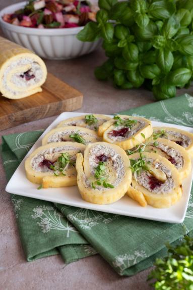 Zdjęcie - Wielkanocna rolada serowa z białą kiełbasą, chrzanem i żurawiną - Przepisy kulinarne ze zdjęciami