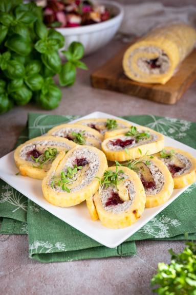 Zdjęcie: Wielkanocna rolada serowa z białą kiełbasą, chrzanem i żurawiną Zdjęcie - Wielkanocna rolada serowa z białą kiełbasą, chrzanem i żurawiną - Przepisy kulinarne ze zdjęciami