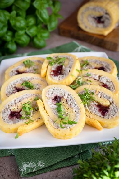 Zdjęcie - Wielkanocna rolada serowa z białą kiełbasą, chrzanem i żurawiną - Przepisy kulinarne ze zdjęciami