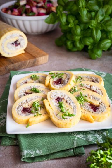 Zdjęcie - Wielkanocna rolada serowa z białą kiełbasą, chrzanem i żurawiną - Przepisy kulinarne ze zdjęciami