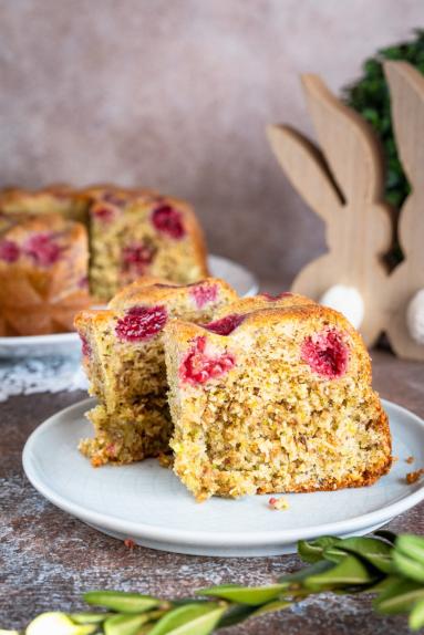 Zdjęcie - Babka pistacjowa z malinami i kataifi - Przepisy kulinarne ze zdjęciami