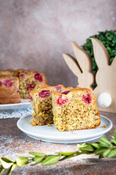 Zdjęcie - Babka pistacjowa z malinami i kataifi - Przepisy kulinarne ze zdjęciami