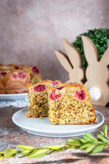 Zdjęcie - Babka pistacjowa z malinami i kataifi - Przepisy kulinarne ze zdjęciami