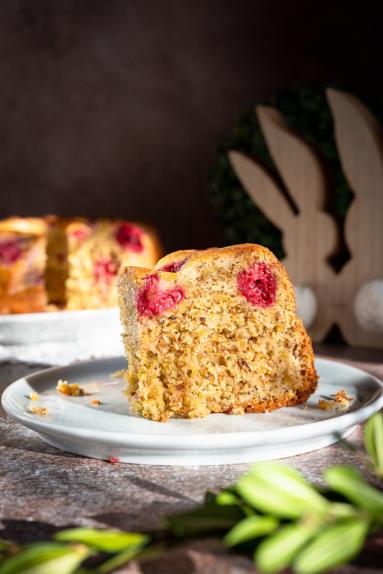 Zdjęcie - Babka pistacjowa z malinami i kataifi - Przepisy kulinarne ze zdjęciami