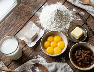 Zdjęcie - Baba drożdżowa parzona rodzynkami - Przepisy kulinarne ze zdjęciami