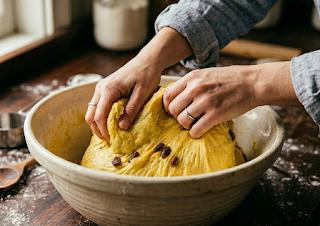 Zdjęcie - Baba drożdżowa parzona rodzynkami - Przepisy kulinarne ze zdjęciami