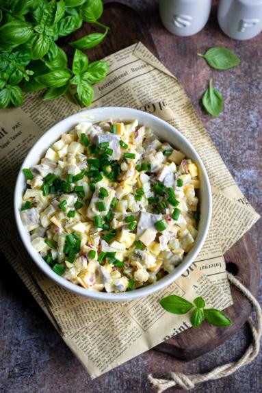 Zdjęcie - Sałatka śledziowa z kiszonym og&oacute;rkiem i serem cheddar - Przepisy kulinarne ze zdjęciami