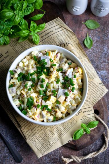 Zdjęcie - Sałatka śledziowa z kiszonym og&oacute;rkiem i serem cheddar - Przepisy kulinarne ze zdjęciami