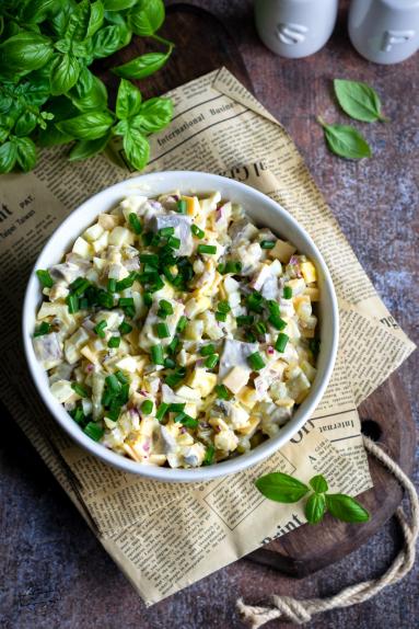 Zdjęcie - Sałatka śledziowa z kiszonym og&oacute;rkiem i serem cheddar - Przepisy kulinarne ze zdjęciami