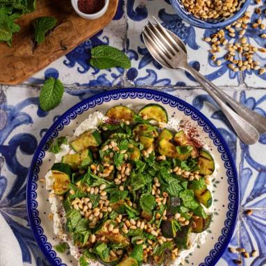 Zdjęcie - Grillowana cukinia z serem labneh, miętą i orzeszkami piniowymi - Przepisy kulinarne ze zdjęciami