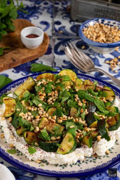 Zdjęcie - Grillowana cukinia z serem labneh, miętą i orzeszkami piniowymi - Przepisy kulinarne ze zdjęciami