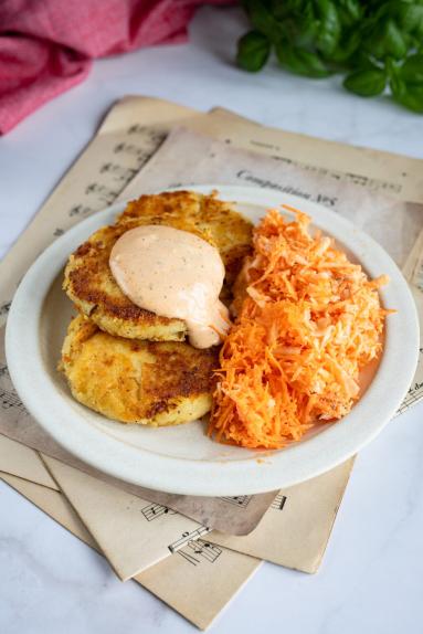 Zdjęcie - Kotleciki ziemniaczane z kiszoną kapustą - Przepisy kulinarne ze zdjęciami