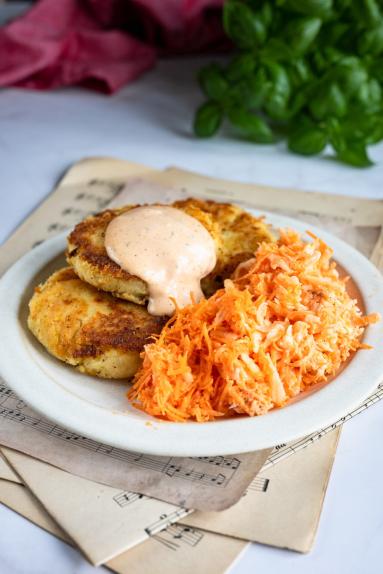Zdjęcie - Kotleciki ziemniaczane z kiszoną kapustą - Przepisy kulinarne ze zdjęciami