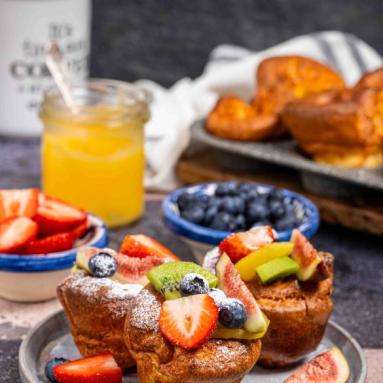 Zdjęcie - Yorkshire pudding z lemon curd i owocami - Przepisy kulinarne ze zdjęciami