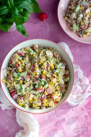 Zdjęcie - Sałatka z makaronem orzo oraz surimi - Przepisy kulinarne ze zdjęciami