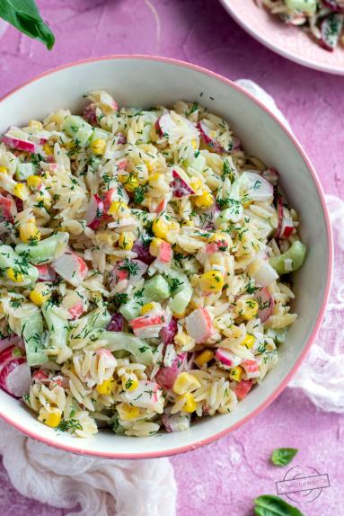 Zdjęcie - Sałatka z makaronem orzo oraz surimi - Przepisy kulinarne ze zdjęciami