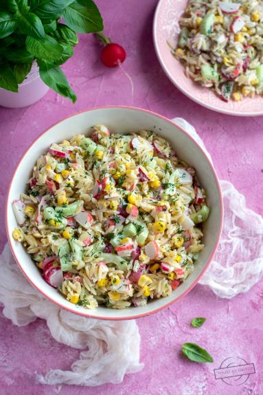 Zdjęcie - Sałatka z makaronem orzo oraz surimi - Przepisy kulinarne ze zdjęciami