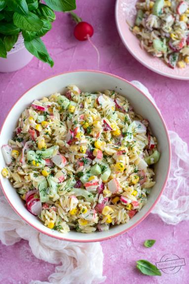 Zdjęcie - Sałatka z makaronem orzo oraz surimi - Przepisy kulinarne ze zdjęciami