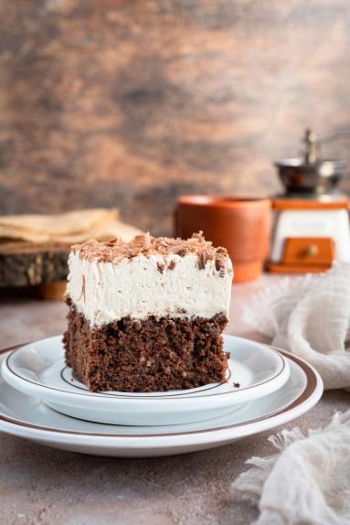 Zdjęcie - Wilgotne ciasto czekoladowe z kawową pianką - Przepisy kulinarne ze zdjęciami